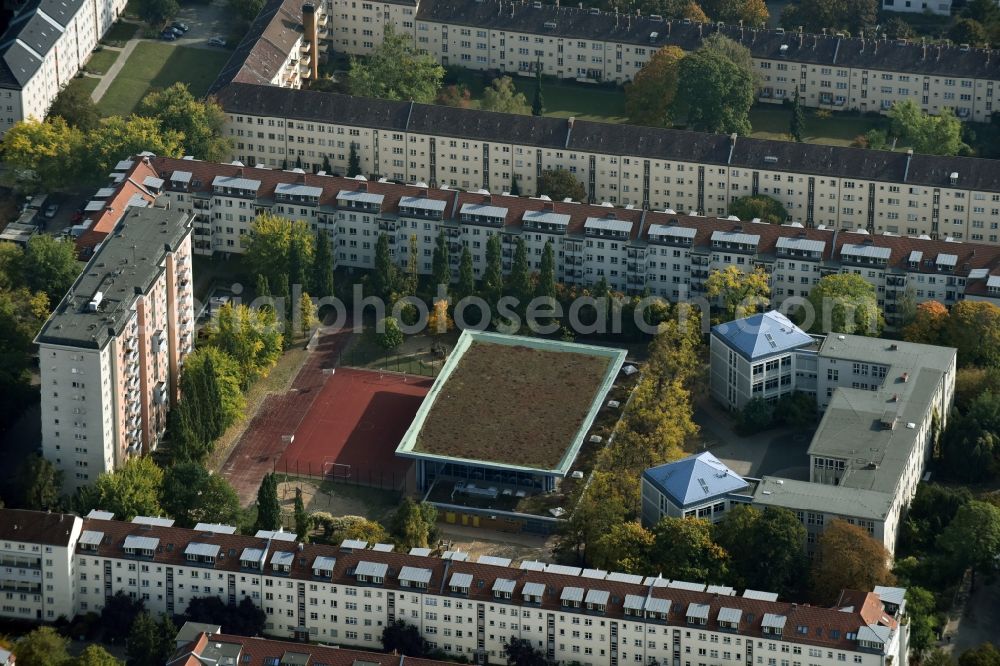 Aerial photograph Berlin - School building of the Paul-Schneider-Grundschule on the Seydlitzstrasse in Berlin