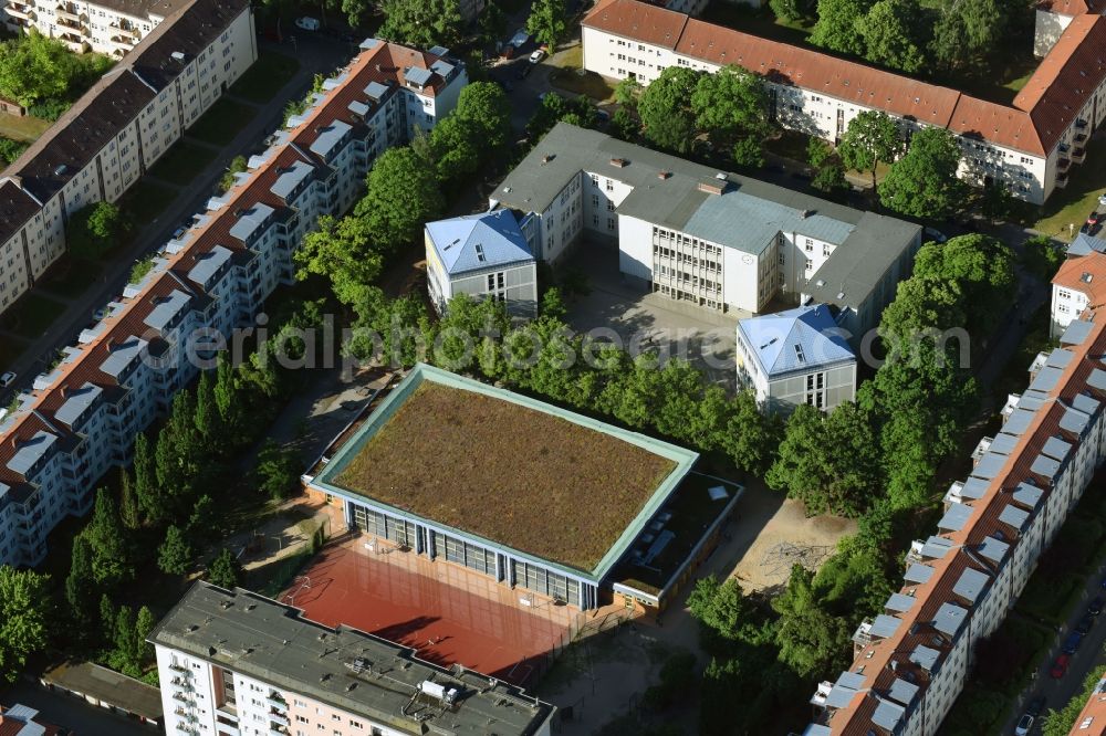 Berlin from the bird's eye view: School building of the Paul-Schneider-Grundschule on the Seydlitzstrasse in Berlin