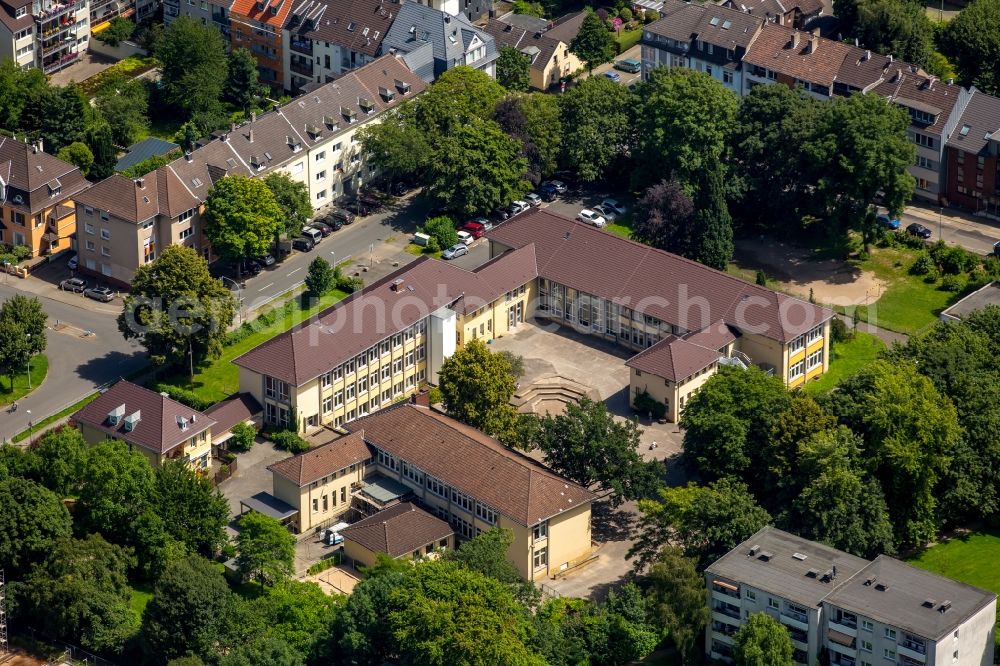 Aerial photograph Mülheim an der Ruhr - School building of the Pestalozzi School on Buelowstrasse in the Broich part of Muelheim on the Ruhr in the state of North Rhine-Westphalia