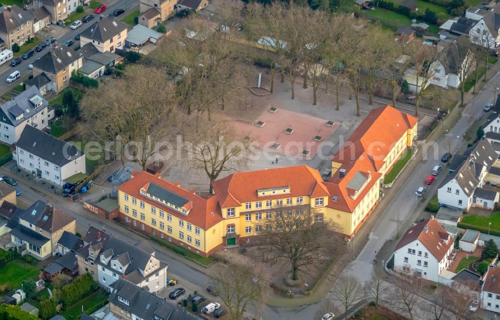 Gladbeck from the bird's eye view: School building of the Pestalozzischule Gladbeck in of Brahmsstrasse in Gladbeck in the state North Rhine-Westphalia, Germany