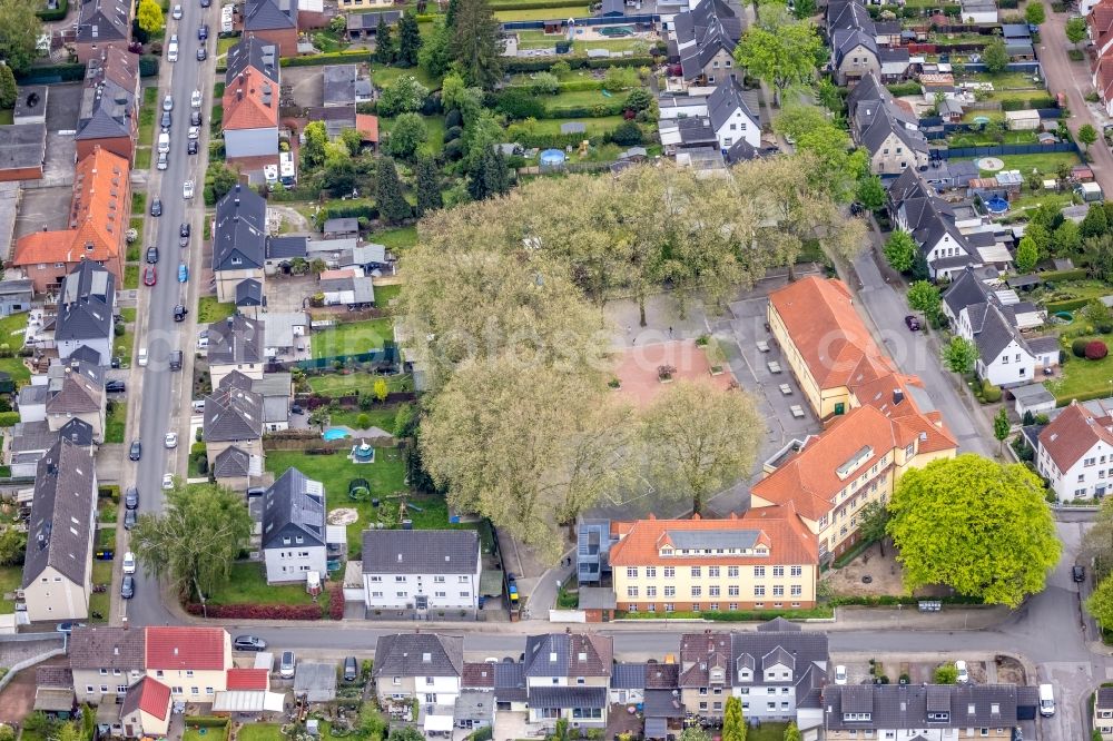 Gladbeck from above - School building of the Pestalozzischule on Gluckstrasse ecke Brahmsstrasse in Gladbeck at Ruhrgebiet in the state North Rhine-Westphalia, Germany