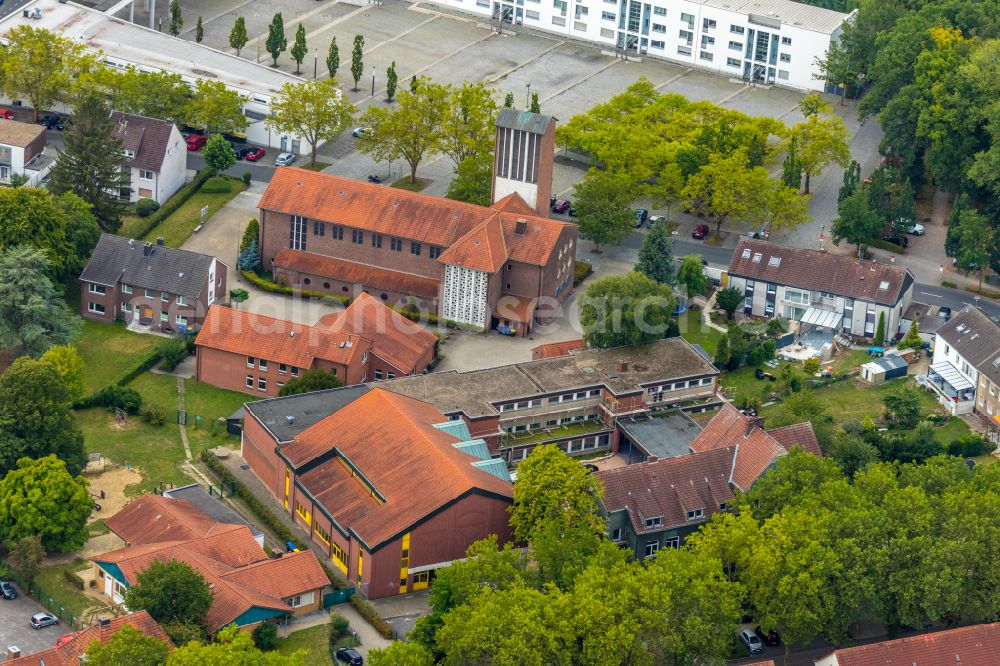 Aerial photograph Bergkamen - School building of the Pestalozzischule and the church St. Elisabeth on street Pestalozzistrasse in Bergkamen at Ruhrgebiet in the state North Rhine-Westphalia, Germany