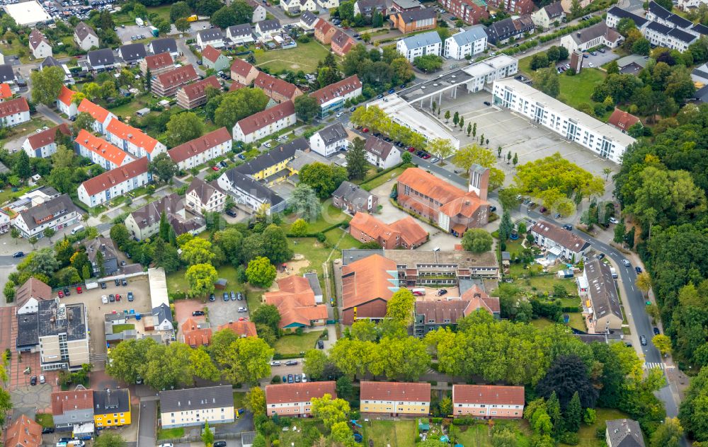 Bergkamen from above - School building of the Pestalozzischule and the church St. Elisabeth on street Pestalozzistrasse in Bergkamen at Ruhrgebiet in the state North Rhine-Westphalia, Germany