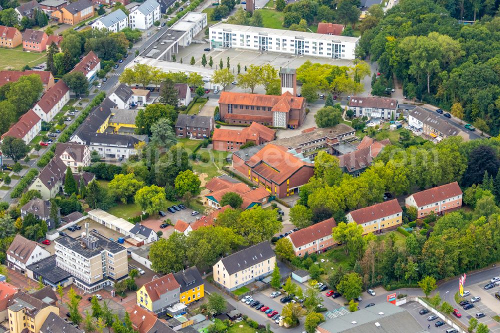 Bergkamen from the bird's eye view: School building of the Pestalozzischule and the church St. Elisabeth on street Pestalozzistrasse in Bergkamen at Ruhrgebiet in the state North Rhine-Westphalia, Germany