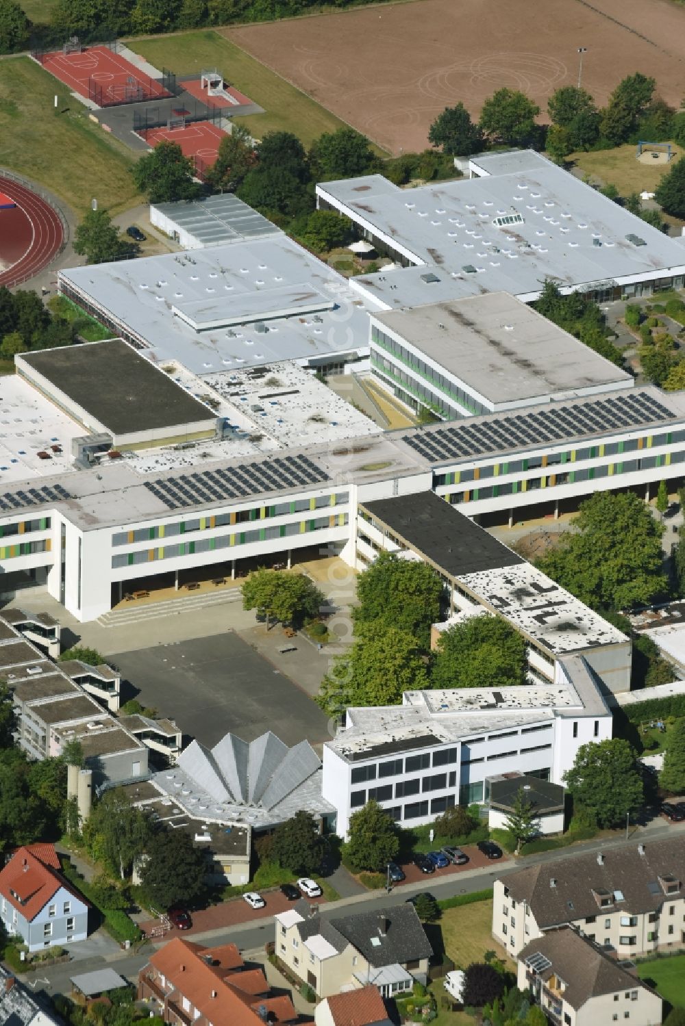 Aerial photograph Wolfsburg - School building of the schools Poenix secondary school, Friedrich-von-Schiller-Schule - secondary school and secondary schools Vorsfelde at Carl-Grete-street in he district Vorsfelde in Wolfsburg in the state Lower Saxony