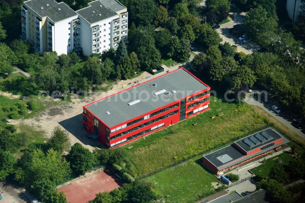 Aerial image Berlin - School building of the Pusteblume Grundschule in Berlin