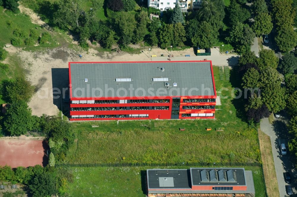 Aerial photograph Berlin - School building of the Pusteblume Grundschule in Berlin