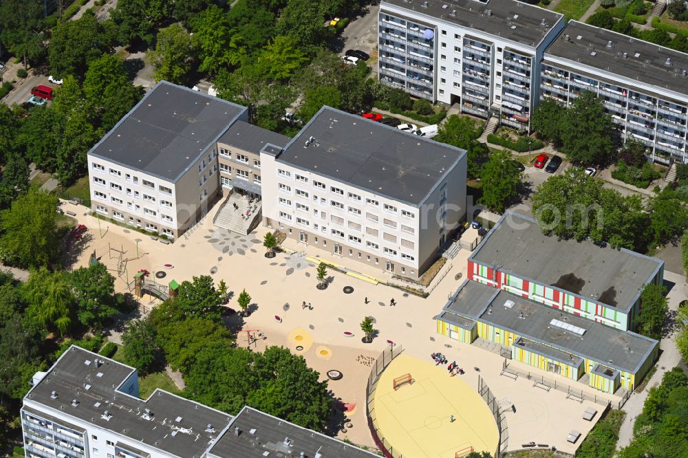 Aerial image Berlin - School building of the Pusteblume-Grundschule on street Kastanienallee in the district Hellersdorf in Berlin, Germany