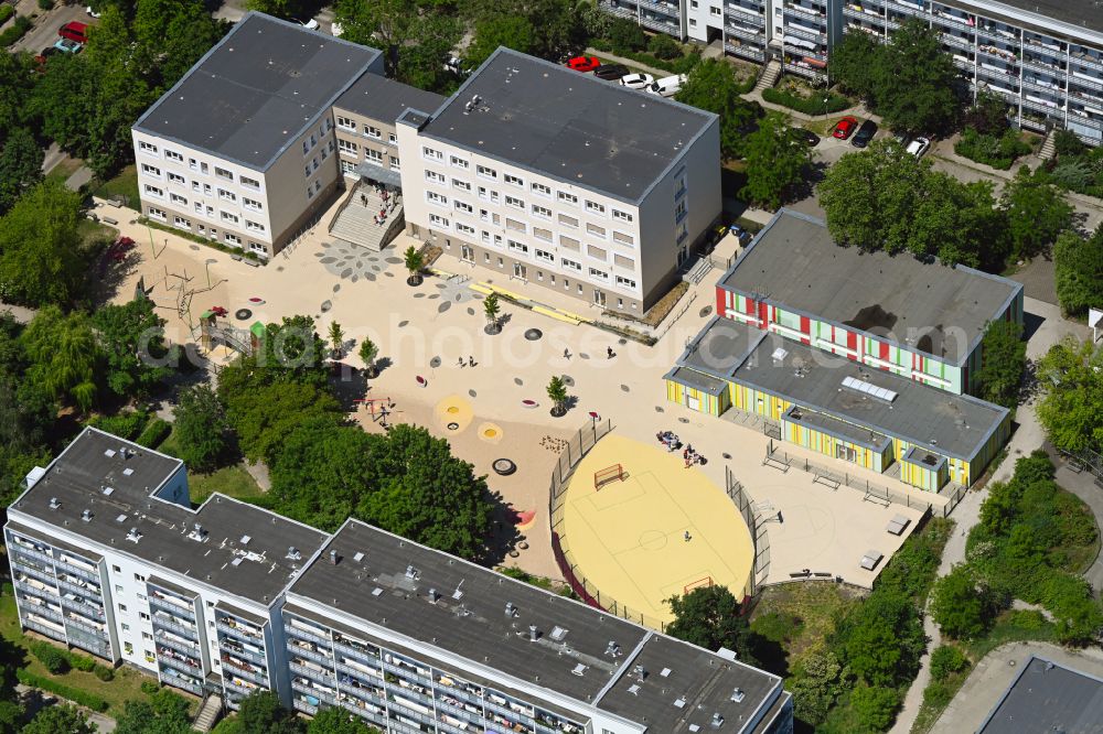 Aerial photograph Berlin - School building of the Pusteblume-Grundschule on street Kastanienallee in the district Hellersdorf in Berlin, Germany