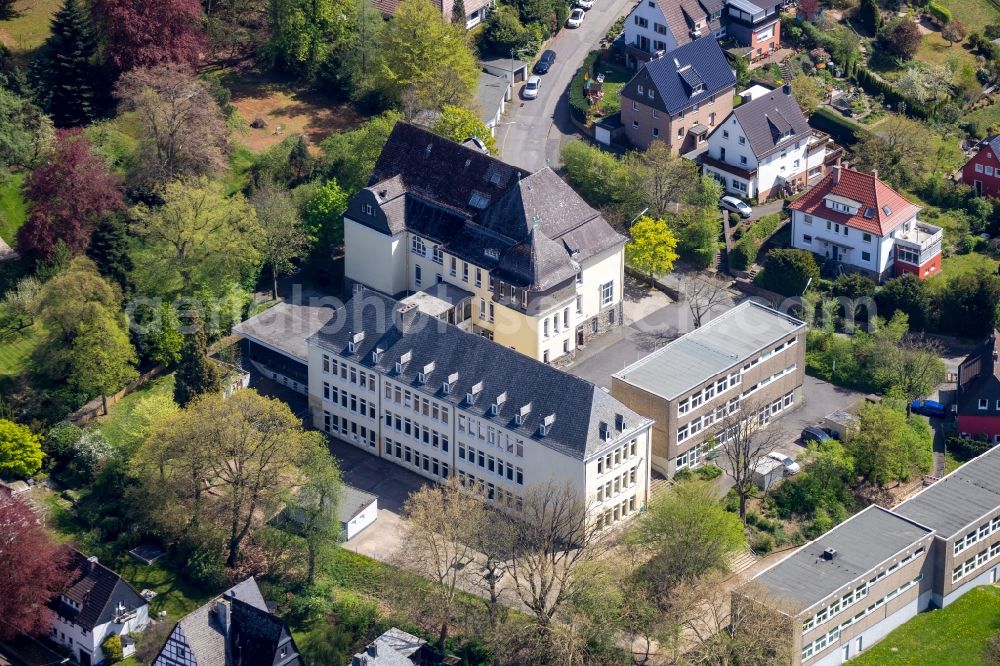 Aerial photograph Siegen - School building of the Realschule Am Haeusling on Dr.-Ernst-Strasse in Siegen in the state North Rhine-Westphalia, Germany