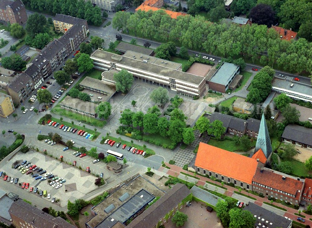 Aerial image Wesel - School building of the Realschule Mitte on Martinistrasse in Wesel in the state North Rhine-Westphalia