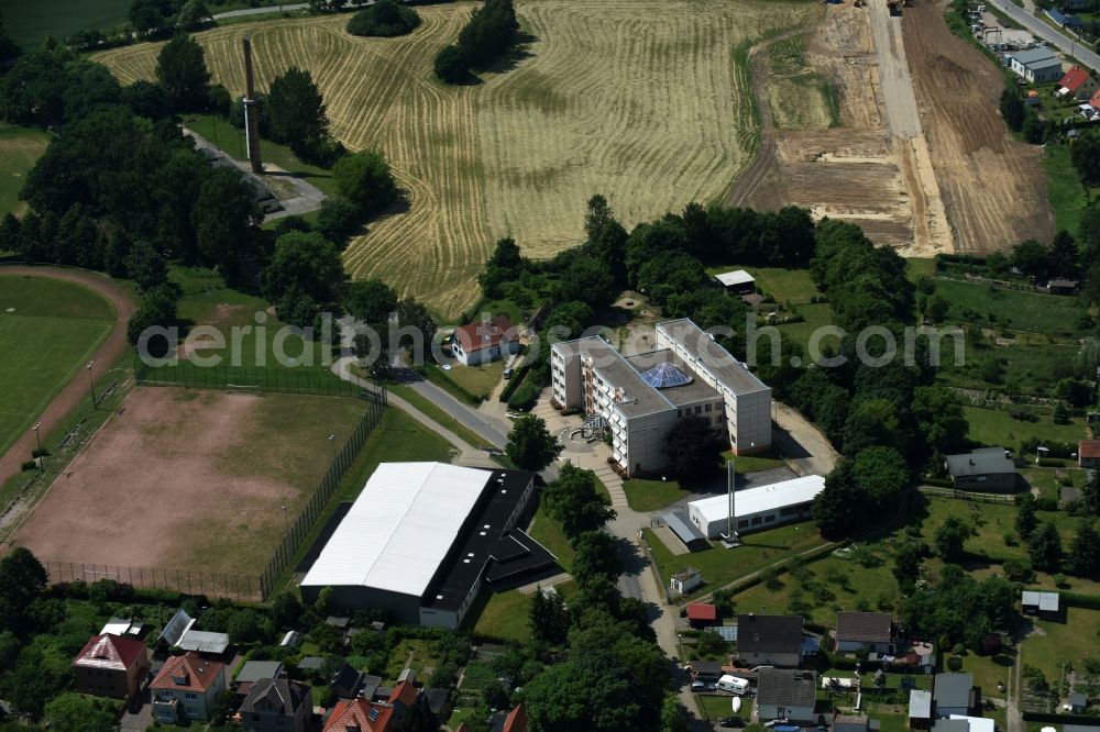 Aerial photograph Plau am See - School building of the Regionale Schule am Klueschenberg on Wittstocker Weg in Plau am See in the state Mecklenburg - Western Pomerania