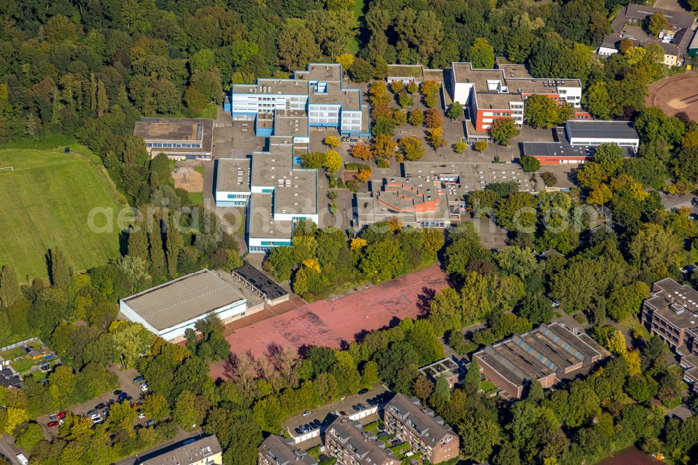 Duisburg from the bird's eye view: School building of the Reinhard-und-Max-Mannesmann-Gymnasium and the Realschule Duisburg Sued on the street Am Ziegelkamp in the district Huckingen in Duisburg in the Ruhr area in the state North Rhine-Westphalia, Germany