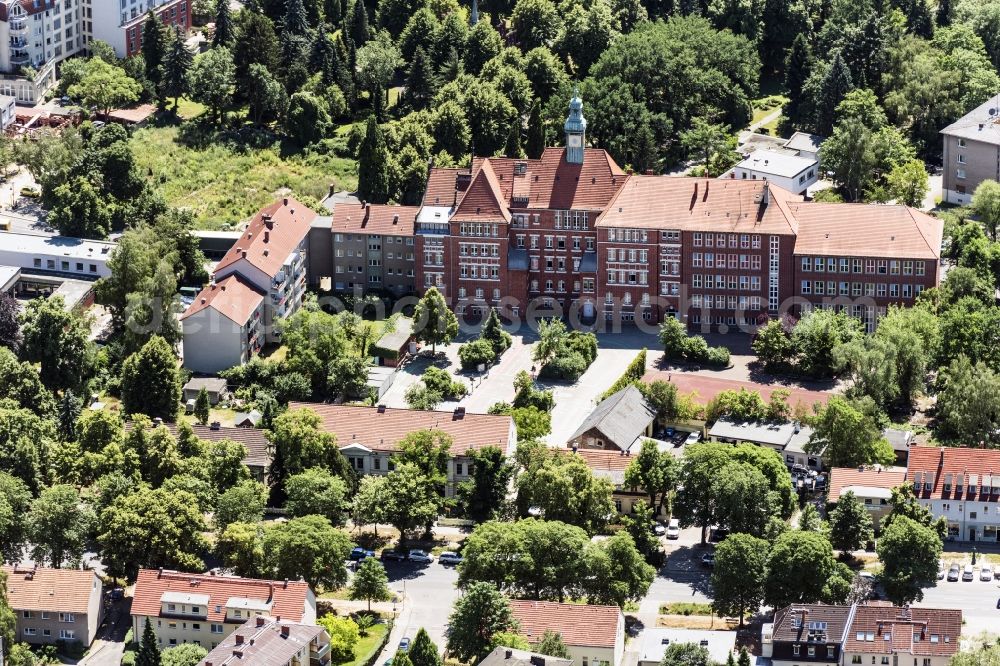 Berlin from the bird's eye view: School building of the Rudolf-Hildebrand-Grundschule in Berlin, Germany