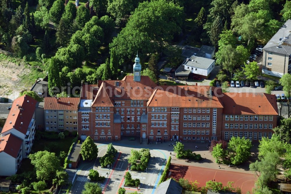 Berlin from above - School building of the Rudolf-Hildebrand-Grundschule on Friedenstrasse in Berlin, Germany