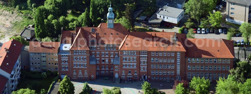 Berlin from the bird's eye view: School building of the Rudolf-Hildebrand-Grundschule on Friedenstrasse in Berlin, Germany