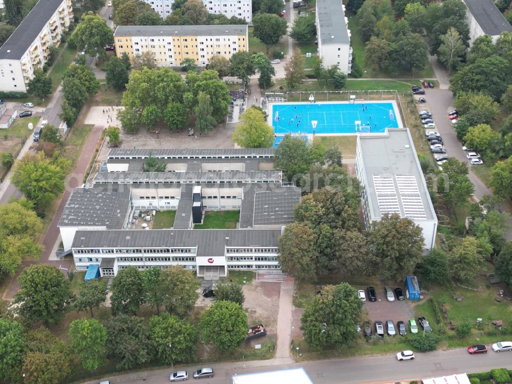 Aerial image Halle (Saale) - School building of the Saaleschule fuer (H)alle on street Hans-Dittmar-Strasse in the district Trotha in Halle (Saale) in the state Saxony-Anhalt, Germany