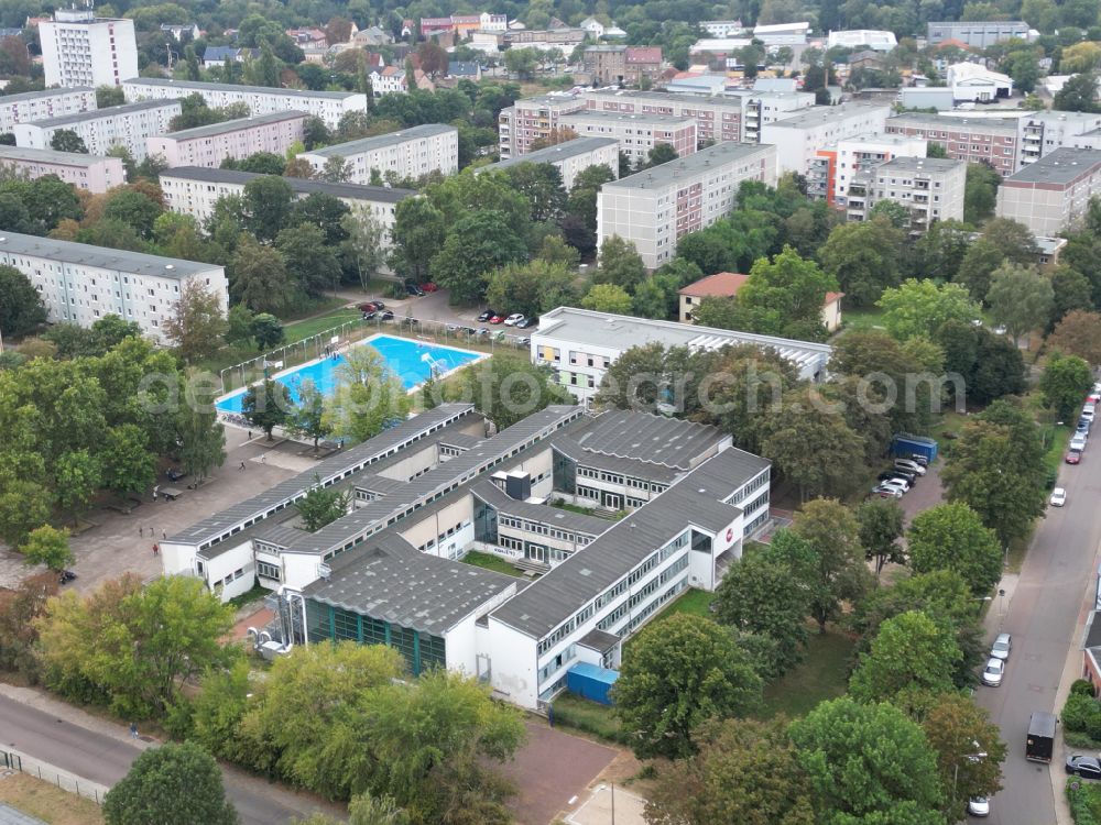 Halle (Saale) from above - School building of the Saaleschule fuer (H)alle on street Hans-Dittmar-Strasse in the district Trotha in Halle (Saale) in the state Saxony-Anhalt, Germany