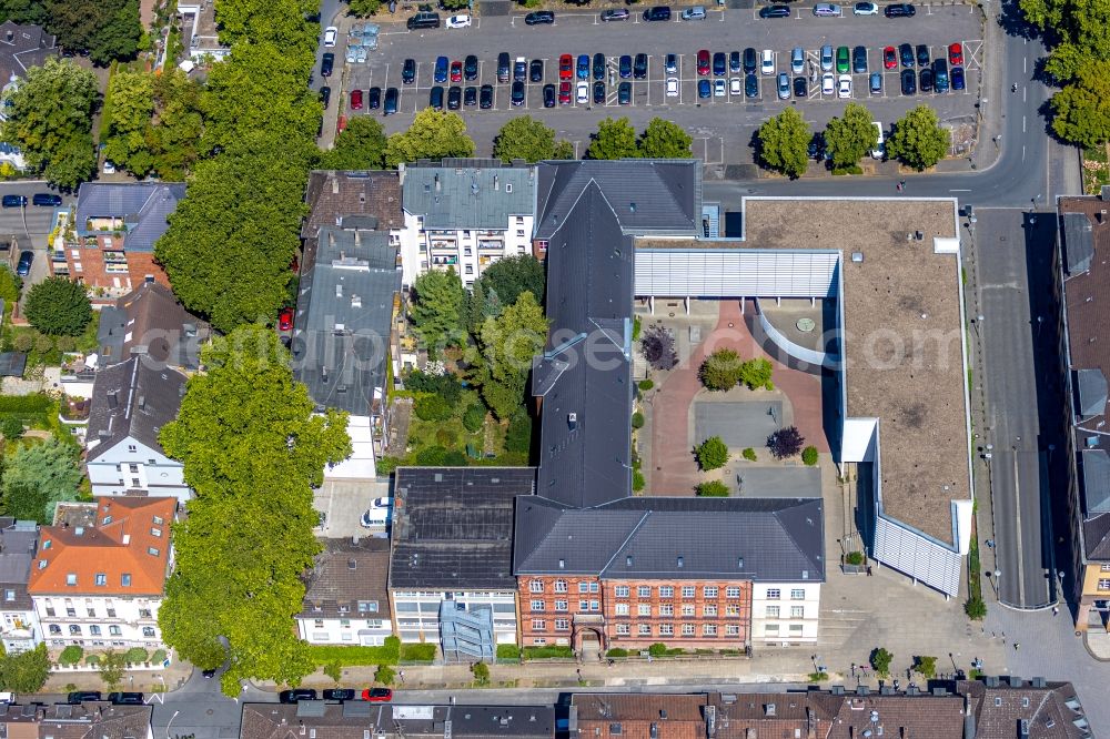 Witten from the bird's eye view: School building of the Schiller-Gymnasium Witten on Breddestrasse in the district Bommern in Witten in the state North Rhine-Westphalia, Germany