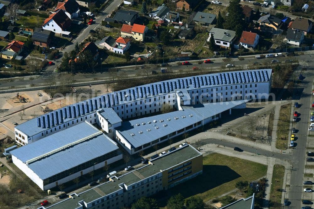 Aerial image Berlin - School building Schule am Mohnweg and Sporthalle am Mohnweg in the district Altglienicke in Berlin, Germany