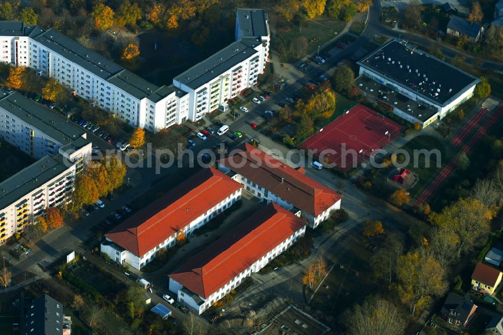 Aerial image Berlin - School building of the Schule on Rosenhain in the district Hellersdorf in Berlin, Germany