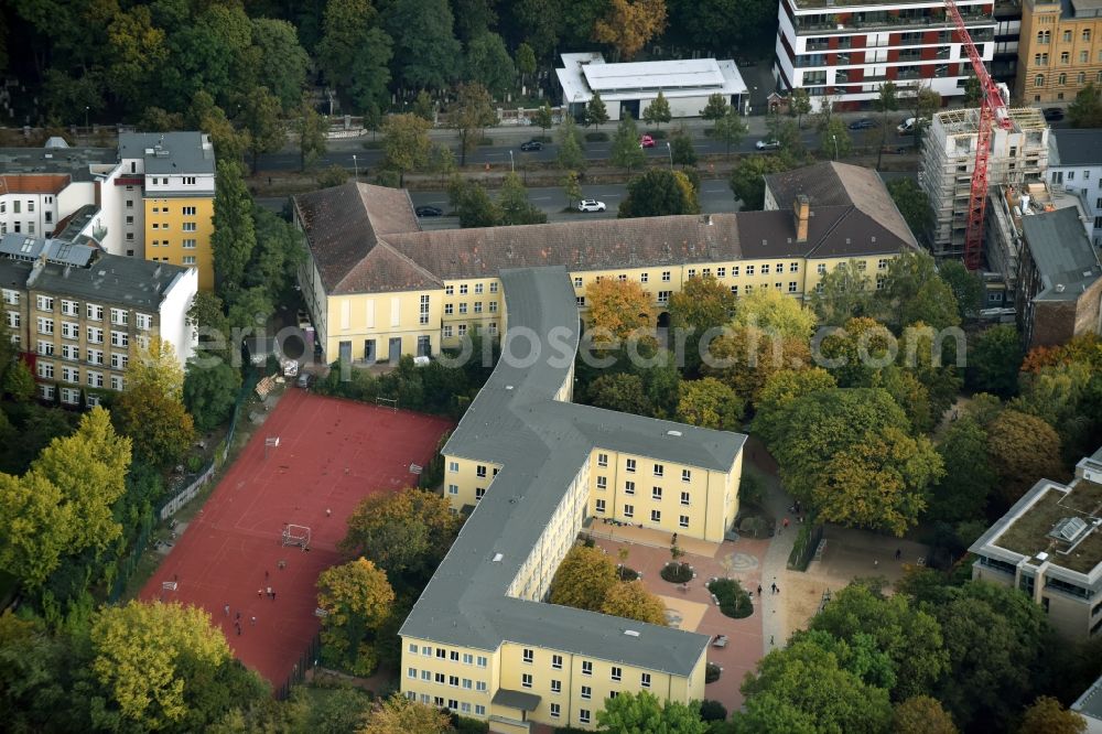 Aerial image Berlin - School building of the Schule am Senefelderplatz on the Schoenhauser Allee in Berlin