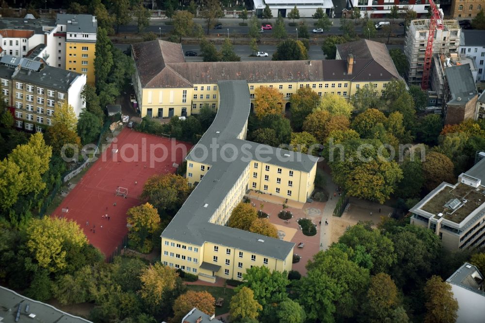 Aerial photograph Berlin - School building of the Schule am Senefelderplatz on the Schoenhauser Allee in Berlin