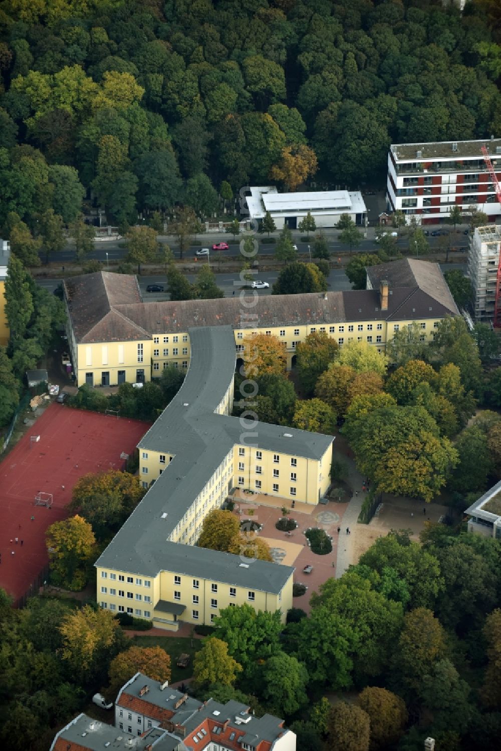 Berlin from the bird's eye view: School building of the Schule am Senefelderplatz on the Schoenhauser Allee in Berlin