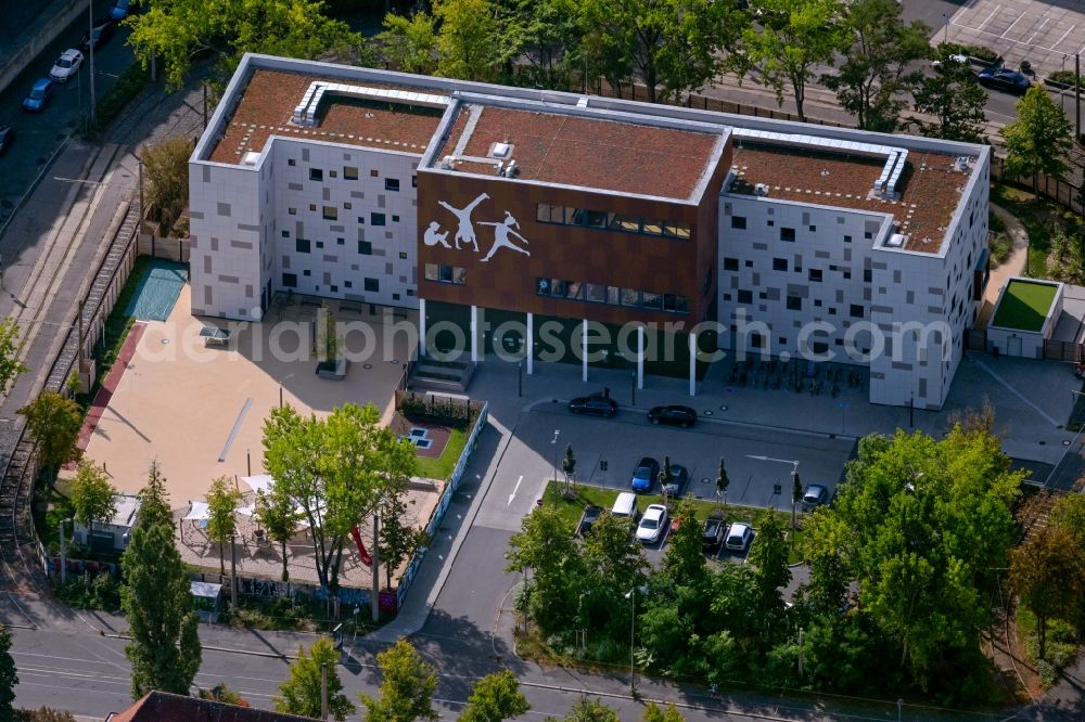 Aerial photograph Leipzig - School building Schule Thonberg Schule with the focus on intellectual development of the city of Leipzig on Curiestrasse in the district Zentrum-Suedost in Leipzig in the state Saxony, Germany