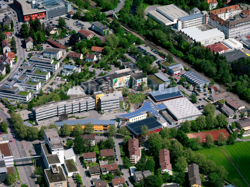 Aerial image Biberach an der Riß - School building with schoolyard at the school site of the Wieland Gymnasium and Pestalozzi Gymnasium in Biberach an der Riss in the state Baden-Wuerttemberg, Germany