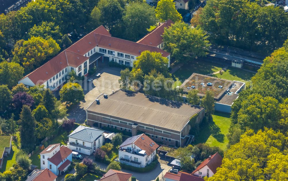 Soest from the bird's eye view: School building Secondary School Soest and sports hall Duelberg-Halle on the street Muellingser Weg in Soest in the state North Rhine-Westphalia, Germany