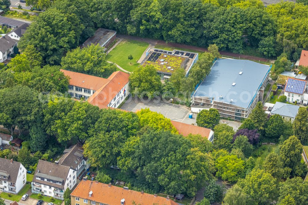 Aerial photograph Soest - School building Secondary School Soest and sports hall Duelberg-Halle on the street Muellingser Weg in Soest in the state North Rhine-Westphalia, Germany