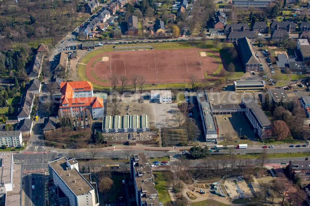 Aerial image Bottrop - School building and sports ground of Gustav-Heinemann school in Bottrop in North Rhine-Westphalia