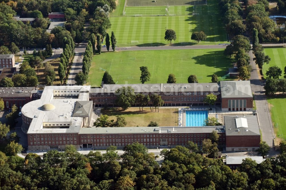 Aerial photograph Berlin - School building of the Sportschule in Olympiapark - Poelchau-Schule on Prinz-Friedrich-Karl-Weg in Berlin