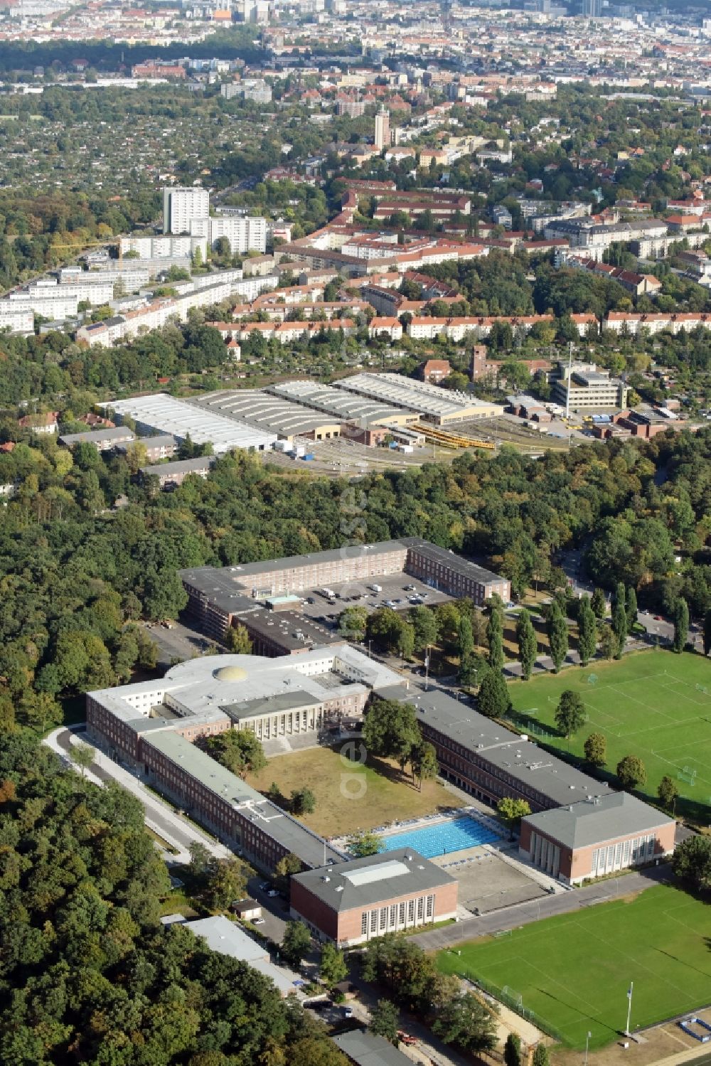 Aerial photograph Berlin - School building of the Sportschule in Olympiapark - Poelchau-Schule on Prinz-Friedrich-Karl-Weg in Berlin