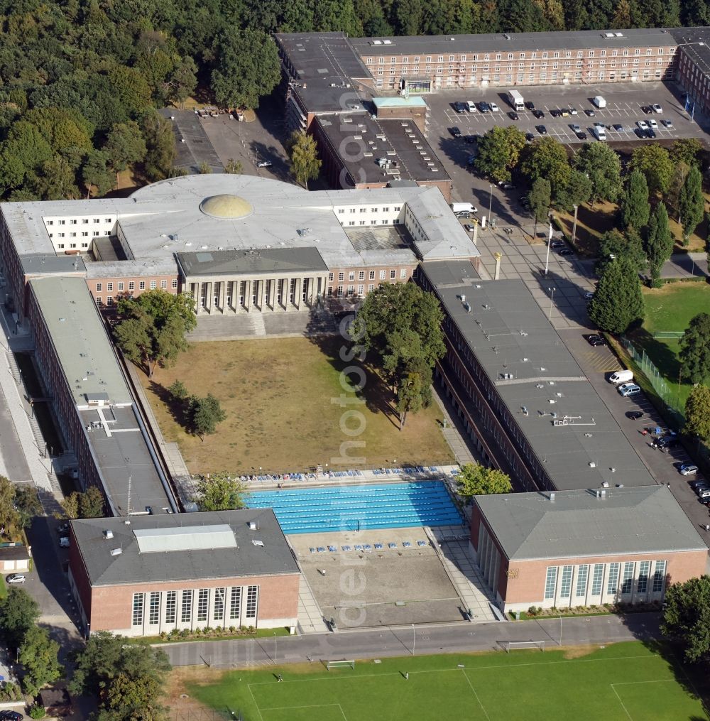 Aerial photograph Berlin - School building of the Sportschule in Olympiapark - Poelchau-Schule on Prinz-Friedrich-Karl-Weg in Berlin