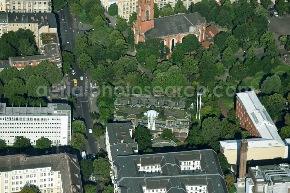 Aerial image Berlin - School building of the Spreewald-Grundschule on Pallasstrasse in the district Tempelhof-Schoeneberg in Berlin, Germany