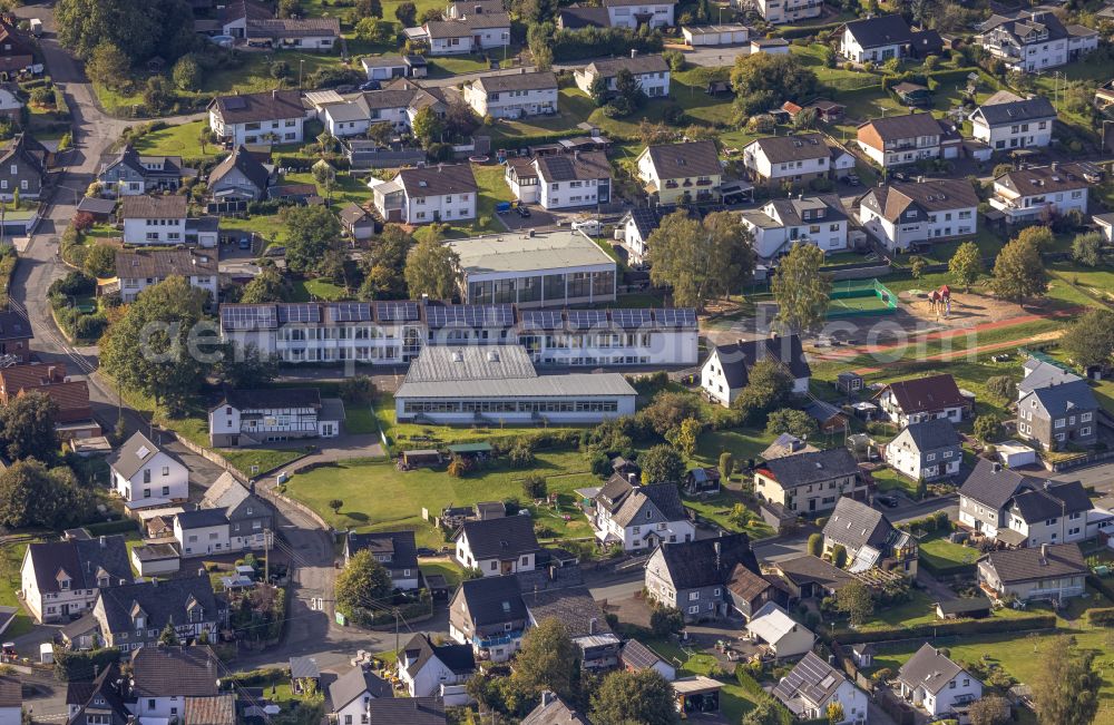 Müsen from the bird's eye view: School building of the Stahlberg-Grundschule on street Kindelsbergstrasse in Muesen at Siegerland in the state North Rhine-Westphalia, Germany