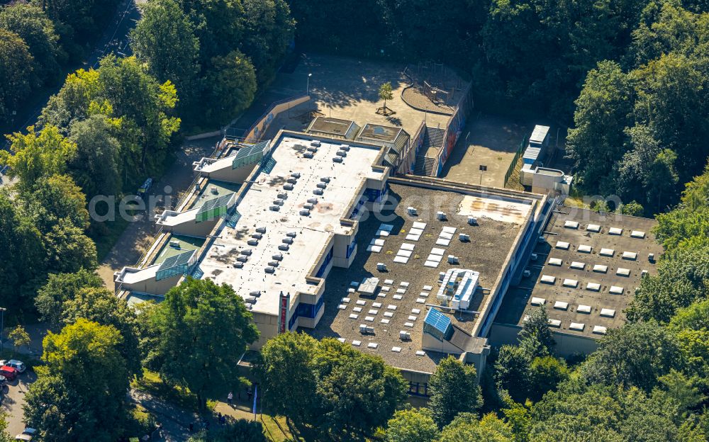 Schwelm from above - School building of the Staedtische Gemeinschaftsgrundschule Laendchenweg on Laendchenweg in Schwelm in the state North Rhine-Westphalia, Germany