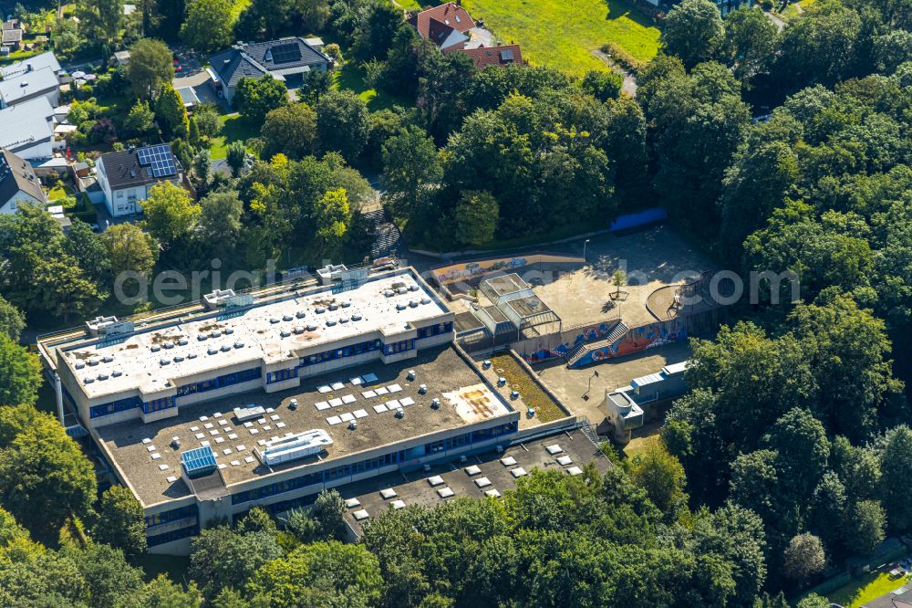 Schwelm from the bird's eye view: School building of the Staedtische Gemeinschaftsgrundschule Laendchenweg on Laendchenweg in Schwelm in the state North Rhine-Westphalia, Germany