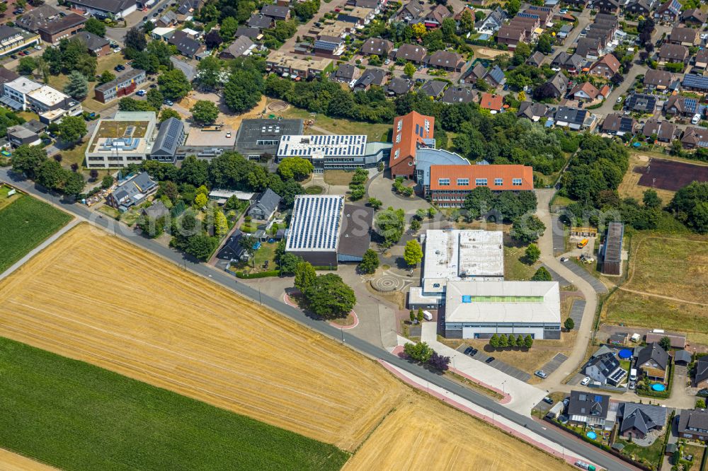 Aerial image Hamminkeln - School building of the of Staedtische Gesamtschule Hamminkeln on street Diersfordter Strasse in Hamminkeln in the state North Rhine-Westphalia, Germany