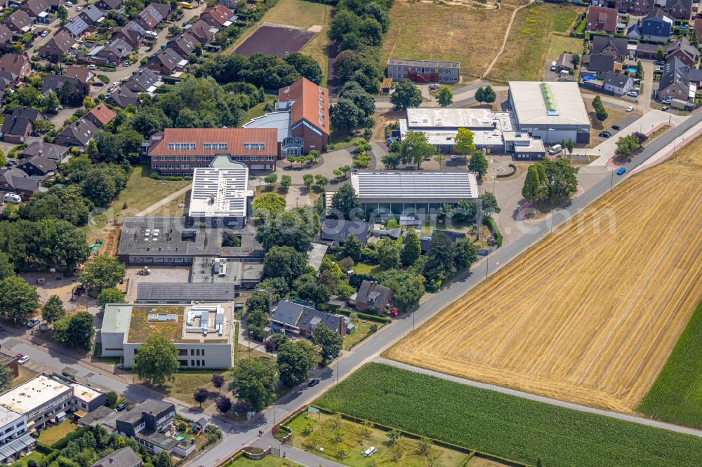 Aerial image Hamminkeln - School building of the of Staedtische Gesamtschule Hamminkeln on street Diersfordter Strasse in Hamminkeln in the state North Rhine-Westphalia, Germany