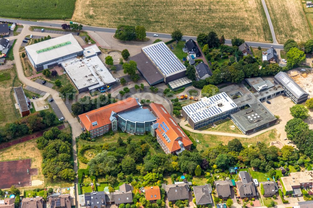 Aerial photograph Hamminkeln - School building of the of Staedtische Gesamtschule Hamminkeln on street Diersfordter Strasse in Hamminkeln in the state North Rhine-Westphalia, Germany