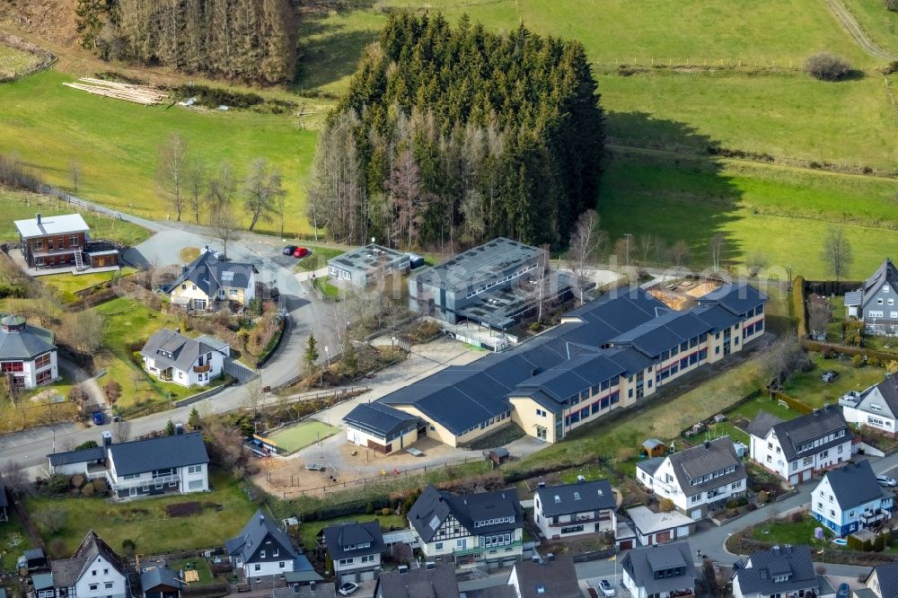 Aerial image Bad Berleburg - School building of the Staedtische Grundschule on Burgfeld on Eichenweg in Bad Berleburg on Siegerland in the state North Rhine-Westphalia, Germany