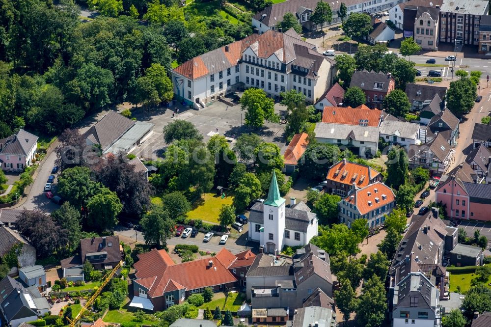 Aerial image Mülheim an der Ruhr - School building of Urban Primary School at the monastery market and the Evangelical Church in Muelheim an der Ruhr in North Rhine-Westphalia