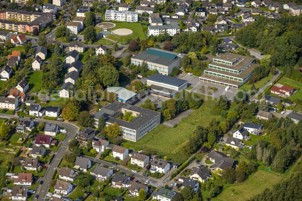 Aerial photograph Menden (Sauerland) - School building of the Staedtische Realschule Lendringsen on Drosselstrasse in the district Lendringsen in Menden (Sauerland) in the state North Rhine-Westphalia
