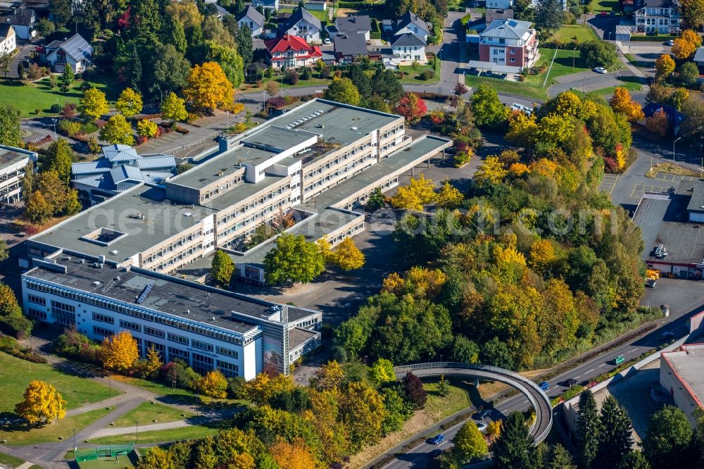 Aerial photograph Kreuztal - School building of the Staedtischen Gymnasium Kreuztal and the Realschule Ernst-Moritz-Arndt in Kreuztal in the state North Rhine-Westphalia