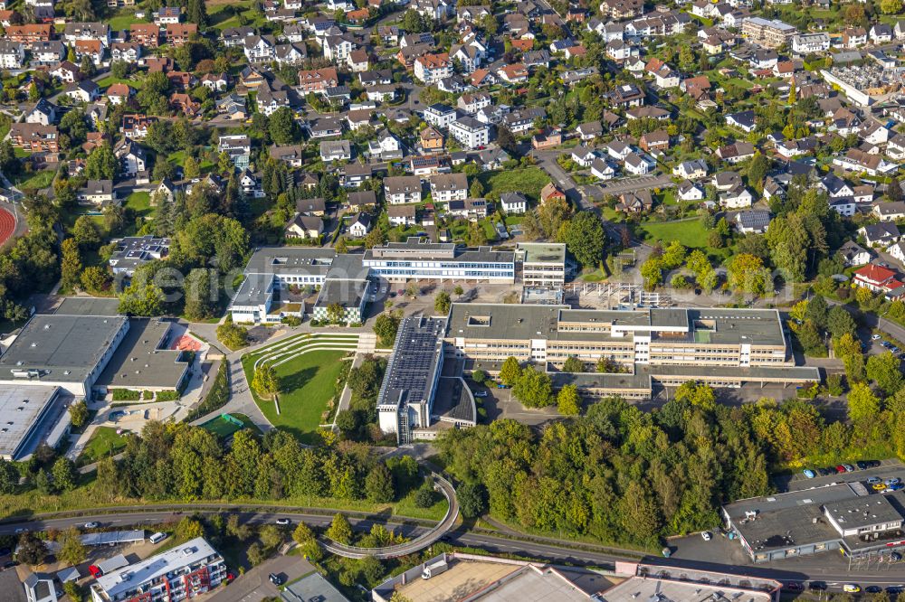 Aerial photograph Kreuztal - School building of the Staedtischen Gymnasium Kreuztal and the Realschule Ernst-Moritz-Arndt in Kreuztal in the state North Rhine-Westphalia