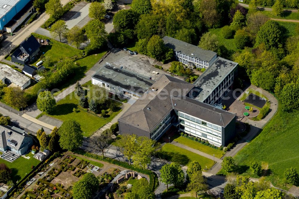 Aerial photograph Breckerfeld - School building of the St.Jacobus Schule Breckerfeld on Wahnscheider Strasse in Breckerfeld in the state North Rhine-Westphalia, Germany