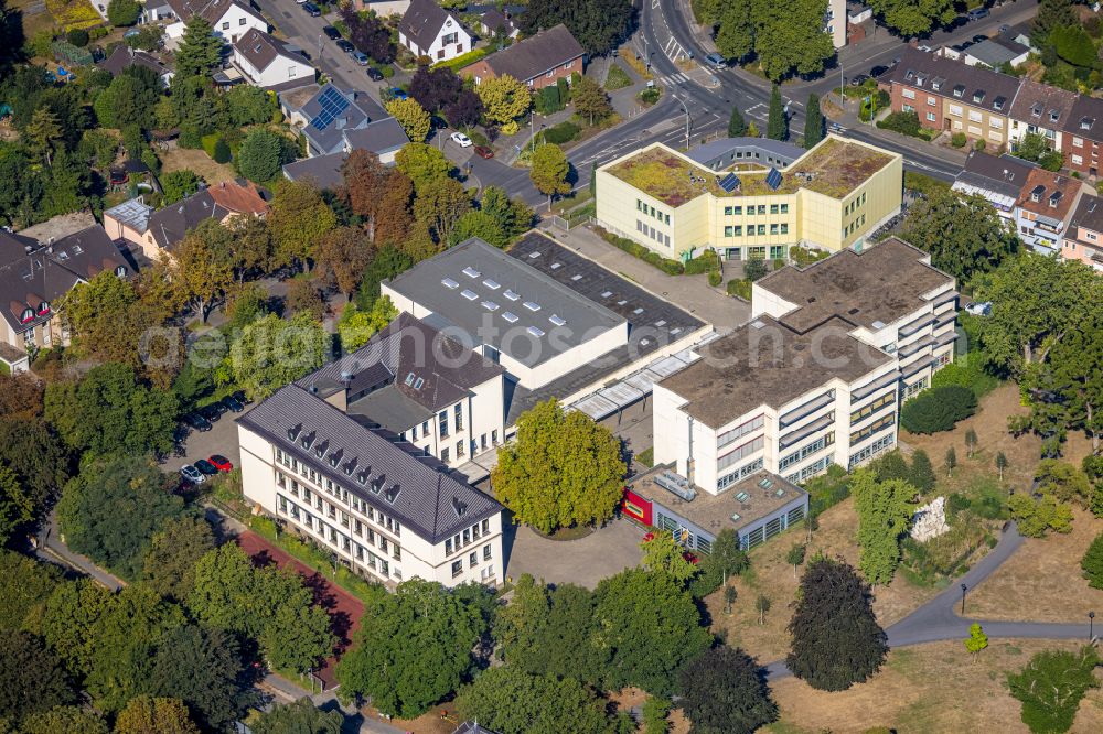 Aerial photograph Dinslaken - School building of the Theodor-Heuss-Gymnasium on Voerder Strasse in Dinslaken in the state North Rhine-Westphalia, Germany